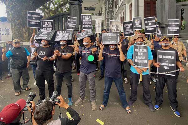 Aksi penolakan dan bentuk pembungkaman pers atas RUU Penyiaran oleh seluruh Jurnalis Malang Raya. (ist) - Jurnalis Malang Raya Aksi Jalan Mundur, Simbol RUU Penyiaran Kemunduran Pers