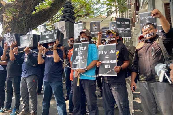Aksi teatrikal sebagai protes atas dibungkam dan dibelenggunya kebebasan pers di depan DPRD Kota Malang. (ist) - PWI Malang Raya Tegas Tolak Draft RUU Penyiaran