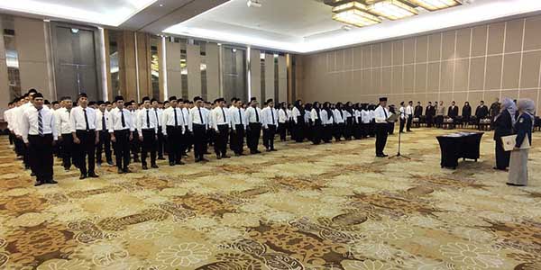 Anggota PPS mengucapkan Pakta Integritas usai pengambilan Sumpah Janji. (rhd) - KPU Kota Malang Lantik dan Sumpah Janji 171 Anggota PPS