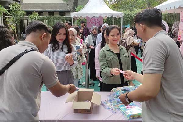 Animo mahasiswi UB mendapatkan produk Ellips Shine Sister Goes to Campus. (rhd) - Ellips Shine Sister Sapa Mahasiswa UB, Pentingnya Perawatan Rambut dan Pengembangan Karir