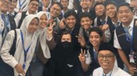 Antusias guru dan siswa saat menyambut kedatangan Alan Walker di SMA Al-Azhar Medan. (ist) - Alan Walker Kejutkan SMA Al-Azhar Medan, Ajak Tampil di Konser Walker World