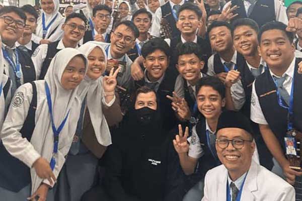 Antusias guru dan siswa saat menyambut kedatangan Alan Walker di SMA Al-Azhar Medan. (ist) - Alan Walker Kejutkan SMA Al-Azhar Medan, Ajak Tampil di Konser Walker World