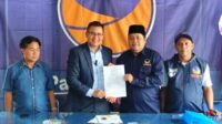 Ardantya Syahreza menyerahkan berkas pendaftaran N1 ke DPD Partai Nasdem Kota Malang. (rhd) - Ardantya Syahreza Daftar Cakada ke NasDem, Maksimalkan Peluang Berkiprah di Kampung Halaman