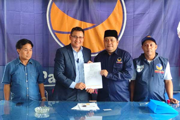 Ardantya Syahreza menyerahkan berkas pendaftaran N1 ke DPD Partai Nasdem Kota Malang. (rhd) - Ardantya Syahreza Daftar Cakada ke NasDem, Maksimalkan Peluang Berkiprah di Kampung Halaman