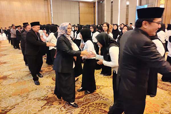 Asisten Pj Wali Kota dan Ketua KPU Kota Malang diikuti undangan memberikan ucapan selamat. (rhd) - KPU Kota Malang Lantik dan Sumpah Janji 171 Anggota PPS