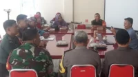 Babinsa Koramil Blimbing Dampingi Wawancara Linsek Akreditasi Puskesmas Cisadea
