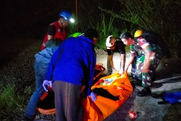 Babinsa Koramil Lowokwaru Bantu Evakuasi Korban Meninggal di Jembatan Tunggulmas