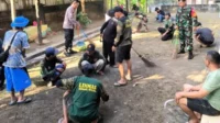 Babinsa Koramil Lowokwaru Bersama Bhabinkamtibmas Linmas dan Warga Tunggulwulung Kerja Bakti