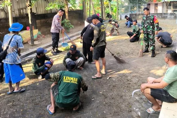 Babinsa Koramil Lowokwaru Bersama Bhabinkamtibmas Linmas dan Warga Tunggulwulung Kerja Bakti