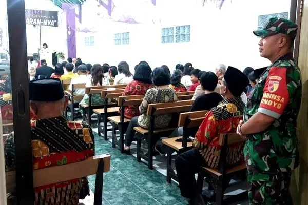 Babinsa Koramil Lowokwaru Monitoring Ibadah Kenaikan Yesus Kristus di GKJW Dinoyo