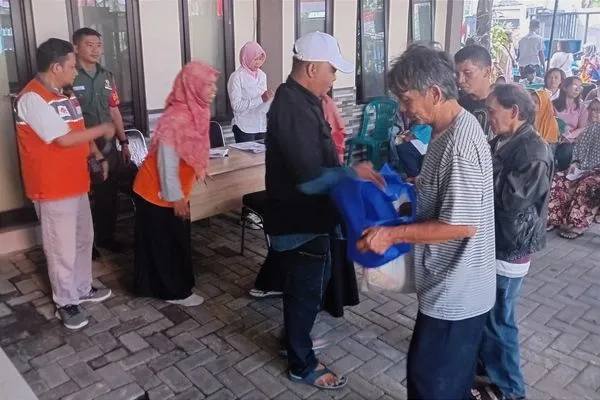 Babinsa Koramil Sukun Dampingi Pendistribusian Zakat Sembako