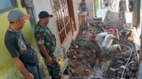 Babinsa Kotalama dan Warga Gotong Royong Perbaiki Gorong-Gorong Rusak