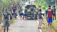 Babinsa Bersama Warga Wonokoyo Karya Bhakti Bersihkan Saluran Air dan Rumput