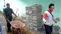 Babinsa dan Warga Mulyorejo Gotong Royong Pasang Paving di Gang Makam