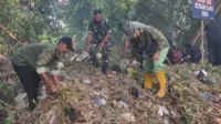 Babinsa Warga dan Mahasiswa Bersihkan Jalan dan Bantaran Sungai Jatimulyo
