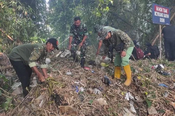 Babinsa Warga dan Mahasiswa Bersihkan Jalan dan Bantaran Sungai Jatimulyo
