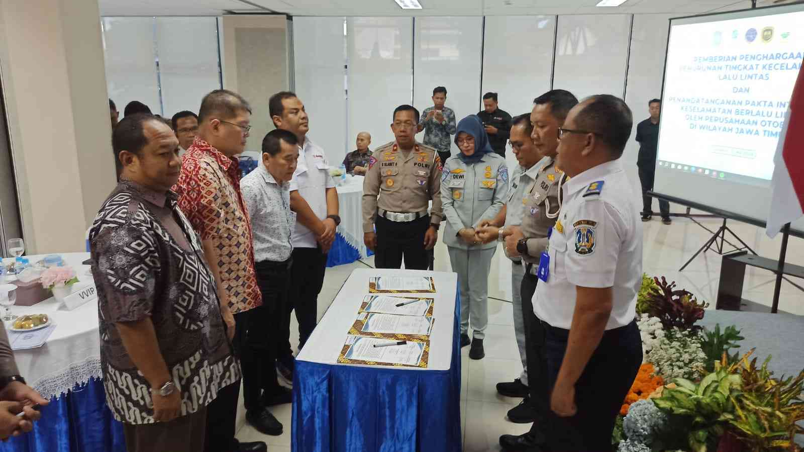 Tekan Laka Lantas,  Sejumlah PO Tanda Tangan Pakta Integritas di Ditlantas Polda Jatim
