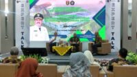 Bupati Ngawi dan Bupati Gresik memaparkan smart city versi pengalaman mereka masing-masing. (rhd) - Expert Talk Manajemen FEB UB, Hadirkan Bupati Ngawi dan Gresik Bahas Smart City