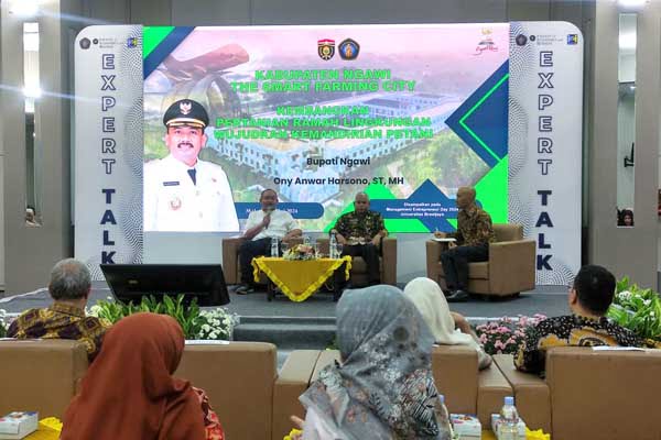 Bupati Ngawi dan Bupati Gresik memaparkan smart city versi pengalaman mereka masing-masing. (rhd) - Expert Talk Manajemen FEB UB, Hadirkan Bupati Ngawi dan Gresik Bahas Smart City