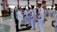Bupati Situbondo melantik dan menyerahkan SK perpanjangan masa jabatan 129 Kades di Pendapa Arya Situbondo, Kamis (23/5/2024). (Seru.co.id/aza) - Bupati Situbondo Lantik Masa Perpanjangan 129 Kades se Kabupaten Situbondo