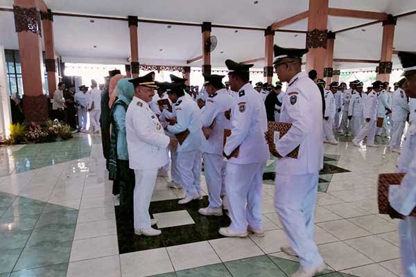 Bupati Situbondo melantik dan menyerahkan SK perpanjangan masa jabatan 129 Kades di Pendapa Arya Situbondo, Kamis (23/5/2024). (Seru.co.id/aza) - Bupati Situbondo Lantik Masa Perpanjangan 129 Kades se Kabupaten Situbondo