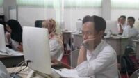 Calon anggota Ad hock PPS KPU Kota Batu sedang mengerjakan soal ujian dengan sistem CAT. (ist) - Calon Anggota Ad Hock PPS KPU Batu Ikuti Tes Metode CAT