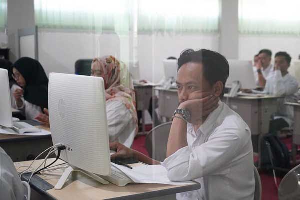 Calon anggota Ad hock PPS KPU Kota Batu sedang mengerjakan soal ujian dengan sistem CAT. (ist) - Calon Anggota Ad Hock PPS KPU Batu Ikuti Tes Metode CAT