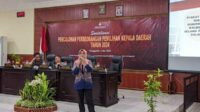 Divisi Teknis Penyelenggara Komisioner KPU Trenggalek, Istatiin Nafiah saat memaparkan materi pencalonan perseorangan kepada peserta sosialisasi. (Seru.co.id/ams) - KPU Trenggalek Sosialisasikan Syarat Pencalonan Perseorangan dalam Pilkada Serentak 2024