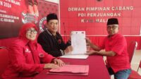 Desk Pilkada DPC PDIP Kota Malang menerima berkas Moch. Kharis. (rhd) - Desk Pilkada DPC PDIP Kota Malang Diserbu Pendaftar Cakada