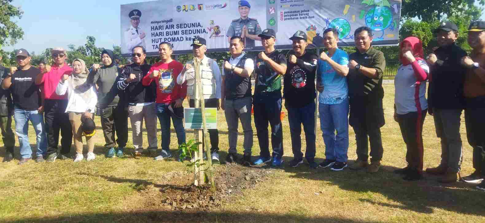 Peringati Hari Bumi, Pemkab Nganjuk Lakukan Penanaman Pohon, Pelepasan Ikan dan Burung di Waduk Semantok