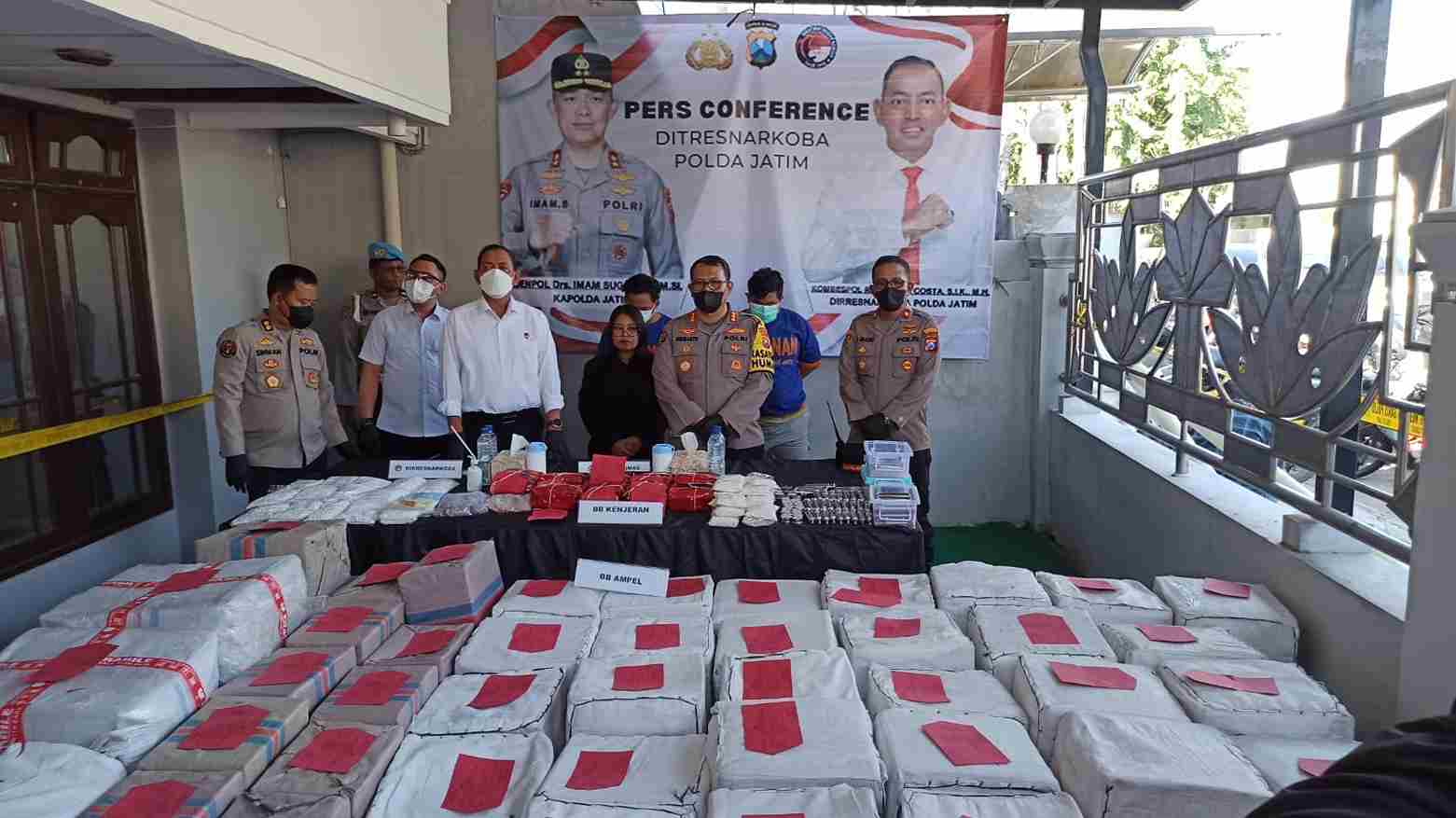 Polda Jatim Amankan Jutaan Butir Pil Ekstasi Usai Bongkar Home Industri Pil di Kertajaya Indah Timur