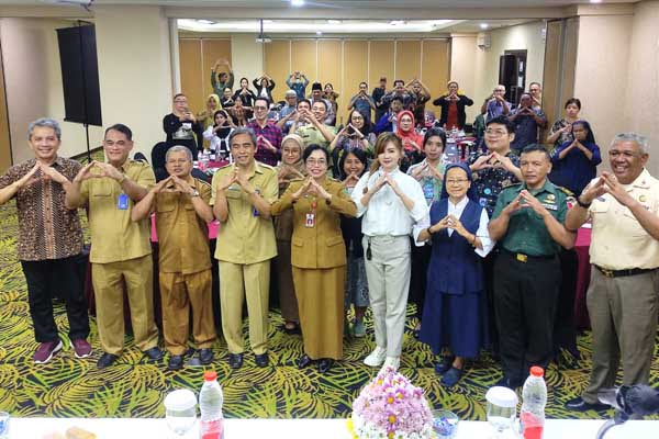 Dispussipda Kota Malang bersama sejumlah komunitas, perseorangan dan lembaga mengupayakan penelusuran arsip sejarah. (rhd) - Upaya Penelusuran Arsip Sejarah, Dispussipda Kota Malang Mengalihmediakan Arsip Statis