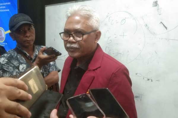 Dosen Peternakan UMM, Ir Suyatno MSi, menjawab awak media. (ws11) - UMMChick Ayam Kampung Petelur Super, Ciptaan Dosen UMM Suyatno