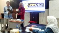 Dosen Peternakan UMM, Suyatno menunjukkan, UMMChick ayam kampung petelur super ciptaannya. (ws11) - UMMChick Ayam Kampung Petelur Super, Ciptaan Dosen UMM Suyatno