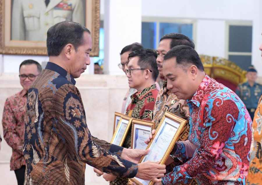 Pemkot Surabaya Raih Penghargaan Sistem Pemerintahan Berbasis Elektronik Terbaik se-Indonesia