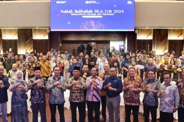 Foto bersama Alumni, Rektorat dan tokoh saat halal bihalal IKA UB. (ist) - Jembatani Mahasiswa dan Alumni, IKA UB Luncurkan Aplikasi Talenta