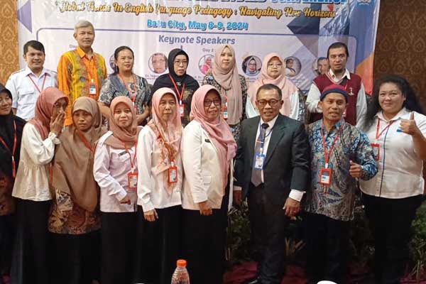 Foto bersama President of IELA dan peserta konferensi. (Seru.co.id/dik) - IELA Kembali Gelar 'The 2ND International Hybrid Conference'