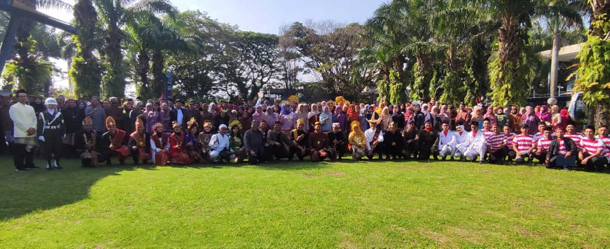 Foto bersama sivitas Polinema dalam peringatan Hardiknas. (rhd) - Peringati Hardiknas dan Perjalanan Merdeka Belajar, Sivitas Polinema Kompak Kenakan Pakaian Adat