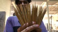 Foto tusuk sate setelah diruncingkan. (Seru.co.id/wul) - Jelang Idul Adha, Permintaan Tusuk Sate Meningkat