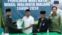Gus Farih menyerahkan berkas pencalonan N2 ke DPC PKB Kota Malang. (rhd) - Daftar Pilkada Lewat PKB, Gus Farih Incar Kursi N2