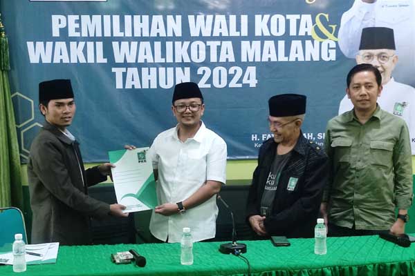 Gus Farih menyerahkan berkas pencalonan N2 ke DPC PKB Kota Malang. (rhd) - Daftar Pilkada Lewat PKB, Gus Farih Incar Kursi N2