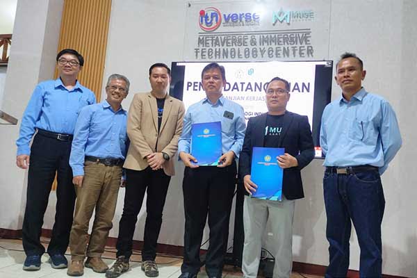 Jajaran ITN Verse dan Muse Akademi melaunching 'Metaverse and Immersive Technology Center'. (rhd) - ITN Malang Miliki 'Metaverse and Immersive Technology Center' Pertama di Indonesia