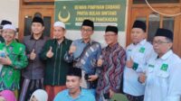 KH. Holilurrahman (tengah) usai mengembalikan berkas pendaftaran bakal calon Bupati Pamekasan 2024. (Seru.co.id/udi) - Optimis Maju Pilkada 2024, K Holil Kembalikan Berkas Pendaftaran ke PBB Pamekasan
