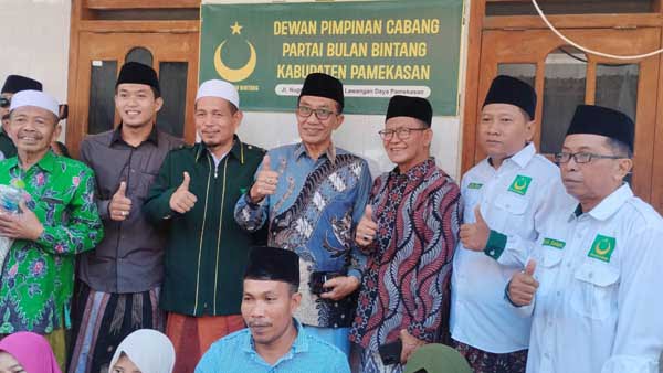 KH. Holilurrahman (tengah) usai mengembalikan berkas pendaftaran bakal calon Bupati Pamekasan 2024. (Seru.co.id/udi) - Optimis Maju Pilkada 2024, K Holil Kembalikan Berkas Pendaftaran ke PBB Pamekasan