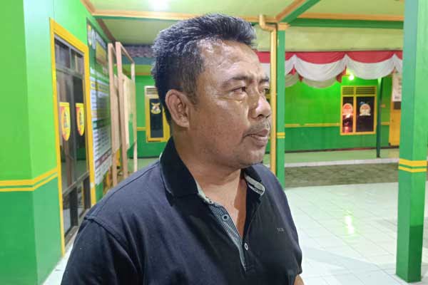 Kades Balung Kulon saat wawancara bersama wartawan. (amb) - Seorang Fotografer di Jember Diduga Lecehkan Beberapa Model Saat Sesi Foto