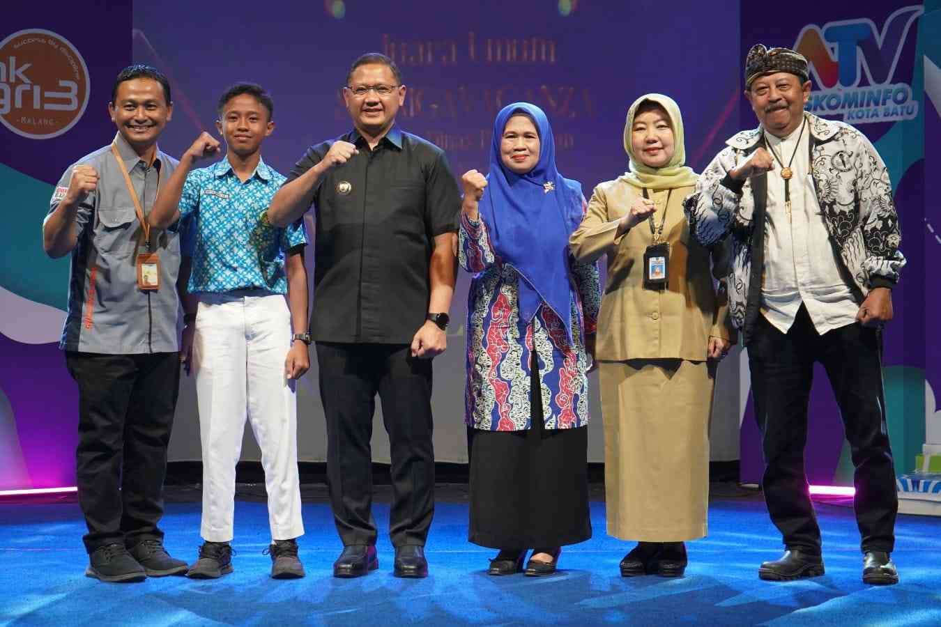 Kadindik Provinsi Jatim Serahkan Hadiah Pemenang Skariga Vaganza#8 di Batu