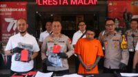 Kapolsek Lowokwaru Kota Malang, Kompol Anton Widodo, bersama pelaku dan barang bukti. (ws11) - Niat Isi BBM Berubah Pamer Kelamin di Tlogomas, Warga Karangploso Dibekuk