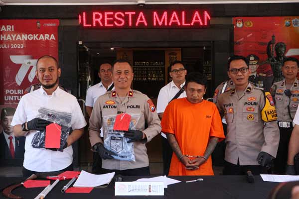 Kapolsek Lowokwaru Kota Malang, Kompol Anton Widodo, bersama pelaku dan barang bukti. (ws11) - Niat Isi BBM Berubah Pamer Kelamin di Tlogomas, Warga Karangploso Dibekuk