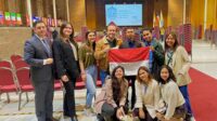 Karina Pravita Putri (berdiri paling kanan) memilih Chile untuk bisa belajar Bahasa Spanyol. (ist) - Ikut Barbeku dengan Warga Lokal Saat IISMA Jadi Cerita Unik Karina