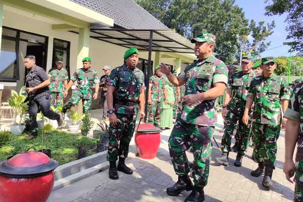 Kasad Jenderal TNI Maruli Simanjuntak MSc meninjau rumah program swakelola pembangunan rumdin prajurit. (rhd) - Kunjungi Yonif 512/QY, Kasad Motivasi Prajurit, Persit dan PNS Satuan Jajaran Malang Raya